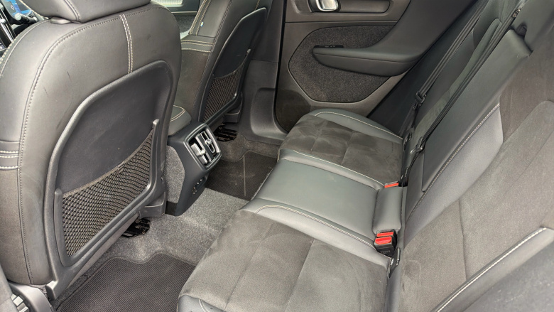 Volvo XC40 2.0 B4P Plus Dark 5dr Auto Petrol Estate